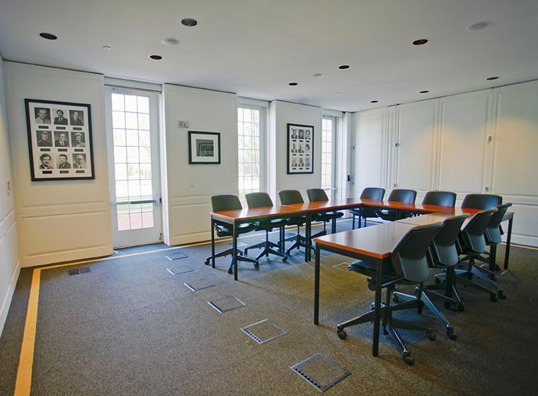 Meeting room set U shape with black rolling chairs